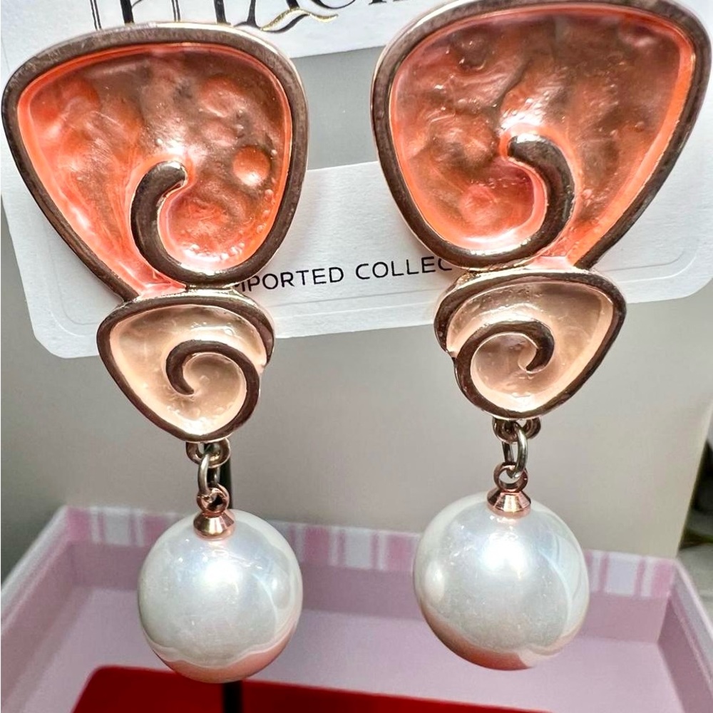 Chic Swirl Pearl Drop Earrings in Pink and White